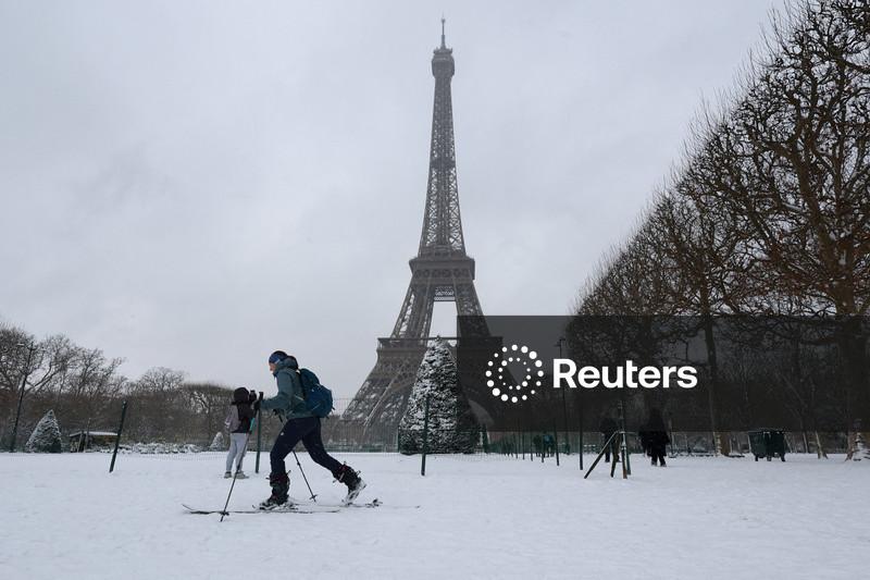Neve congestiona transporte na Europa e parisienses recorrem aos esquis