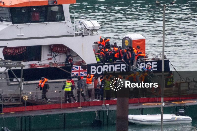 Migrantes ilegais terão que passar por revistas de roupas e boca no Reino Unido