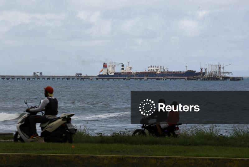 Petroleiro MT Bandra, com bandeira da Guiné, que está sob sanções, parcialmente visto ao lado de outra embarcação no terminal de El Palito, próximo a Puerto Cabello, Venezuela