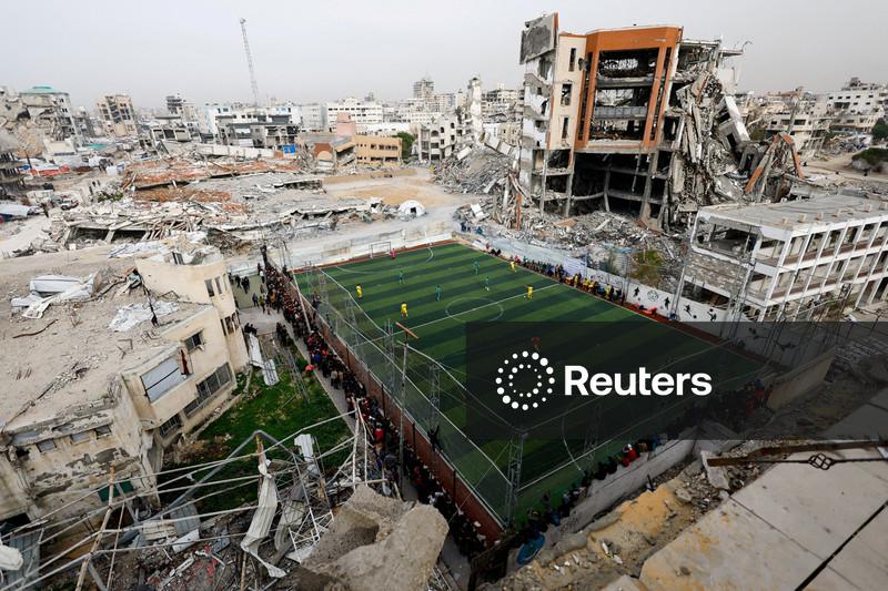 Futebol volta a campo de Gaza marcado por guerra e perdas