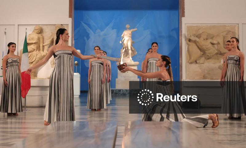 Tocha dos Jogos Olímpicos de Inverno de Milão é acesa em cerimônia discreta