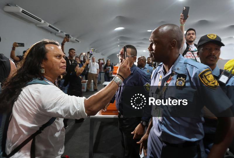 Manifestantes tentam forçar entrada no local da cúpula e entram em choque com segurança