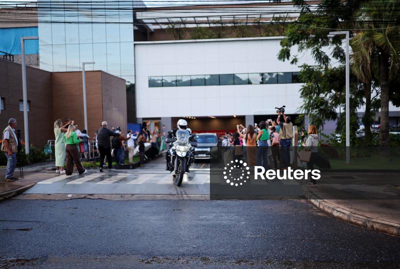 Bolsonaro deixa hospital após cirurgias e retorna à prisão