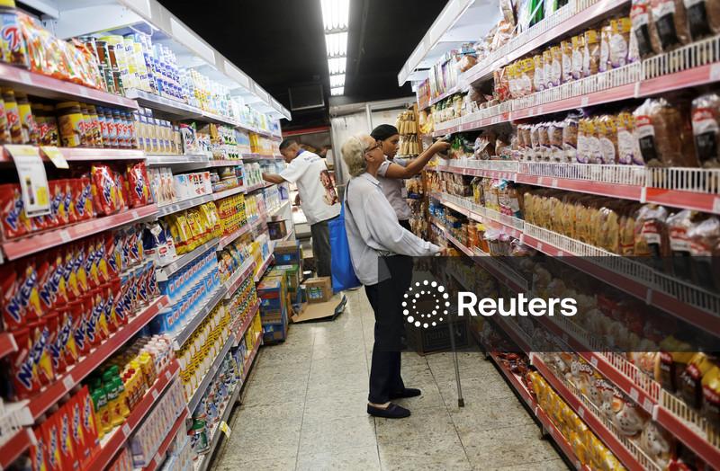 Confiança do consumidor do Brasil sobe em novembro e tem nível mais alto desde o fim de 2024, mostra FGV