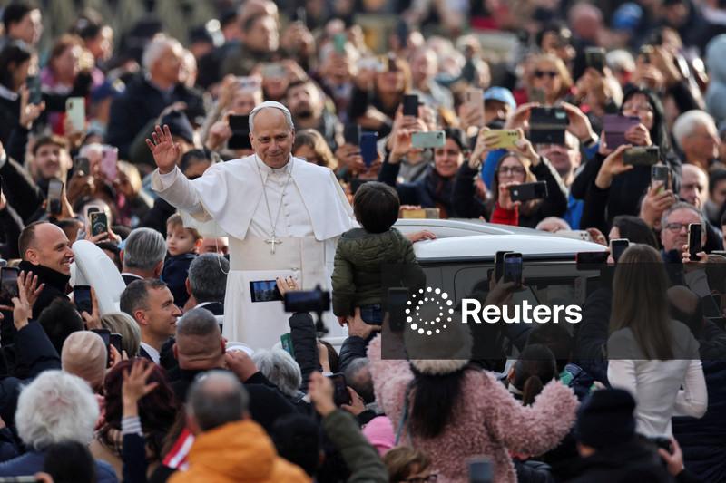 Papa Leão 14 pede Igreja alegre e acolhedora em discurso aos cardeais do Vaticano