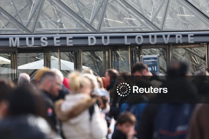 Polícia libera suspeita de roubar Louvre sob supervisão judicial, diz promotoria