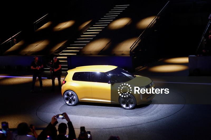 Vendas de veículos elétricos na UE ultrapassam pela primeira vez as de veículos a gasolina