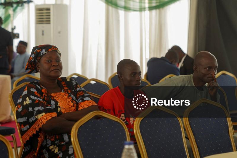 Nigéria resgata 100 alunos sequestrados; pais aguardam ansiosos por notícias