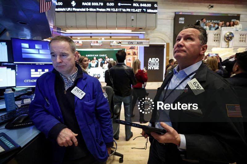 S&P 500 e Nasdaq caem sob peso de ações de serviços de comunicação e tecnologia