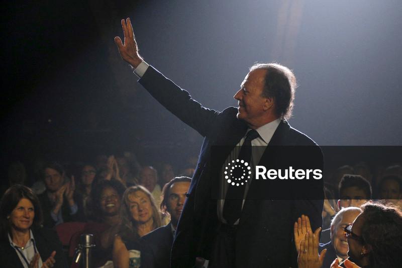 Cantor Julio Iglesias nega acusações de abuso