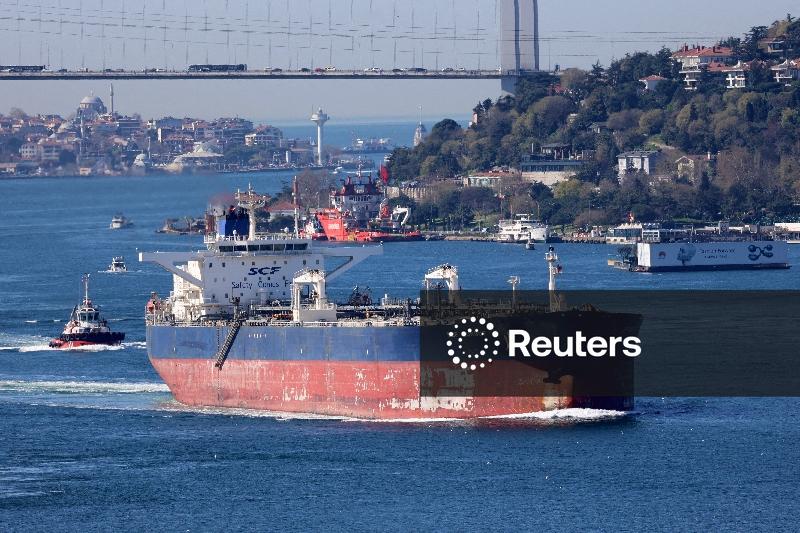 Petróleo cai mais de US$2 após Opep prever equilíbrio entre oferta e demanda em 2026