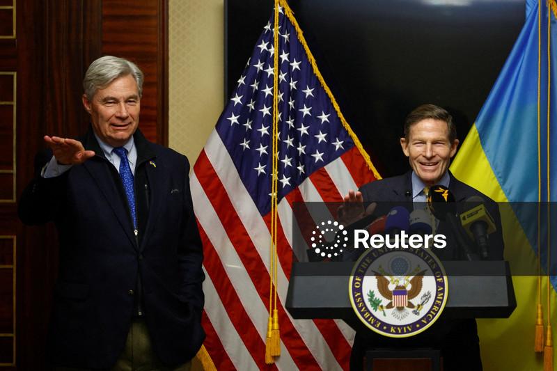 Senadores dos EUA na Ucrânia pedem pressão sobre a Rússia, não apenas negociações