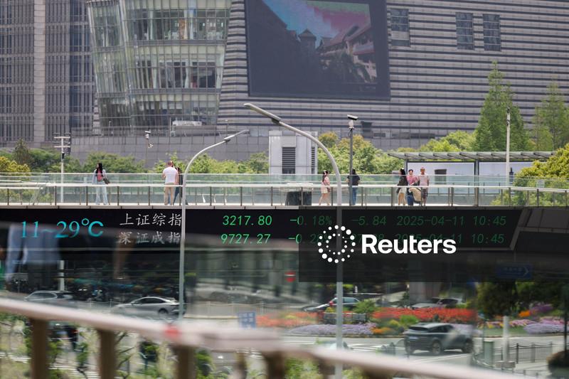 Ações chinesas recuam pressionadas pelo ouro, mas registram ganho mensal