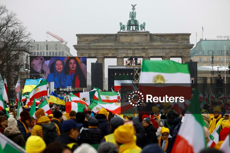 Manifestação reúne milhares em Berlim em solidariedade aos protestos no Irã