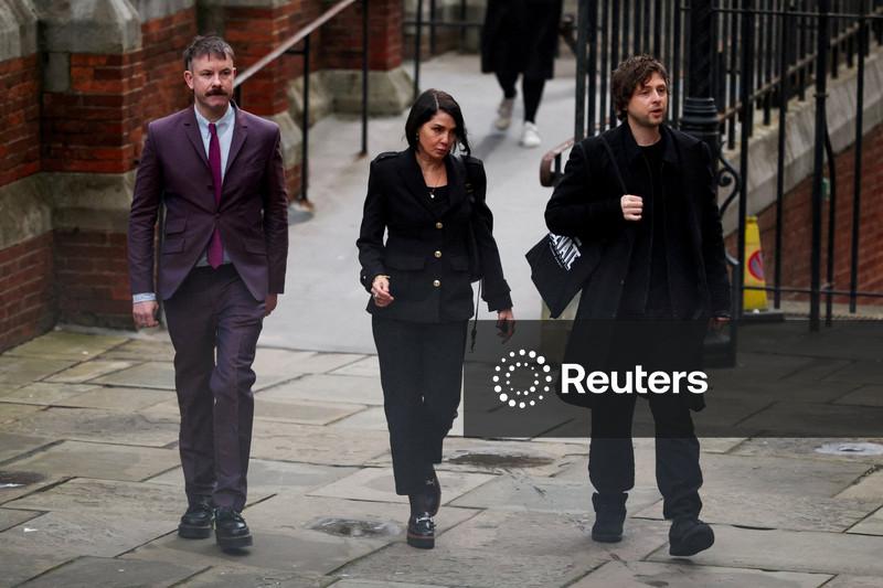 Atriz Sadie Frost diz em julgamento sobre privacidade que havia "preço na minha cabeça"