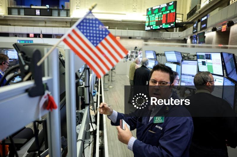 Índices de Wall Street fecham quase estáveis com impulso de apostas de corte do Fed, mas pressionados pela Amazon