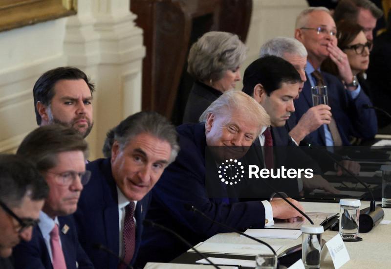 Trump pede a gigantes petrolíferas para revitalizarem indústria energética "em ruínas" da Venezuela