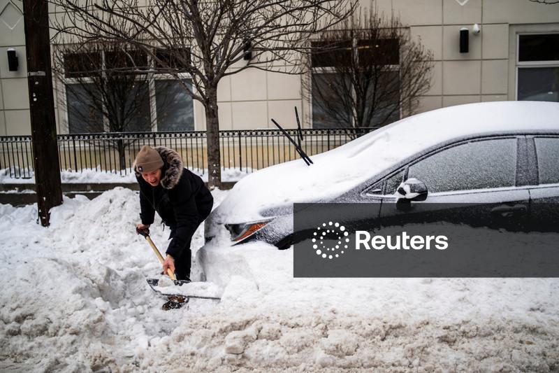 Milhões de norte-americanos enfrentam frio intenso após nevasca mortal