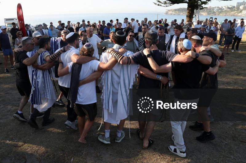 Judeus australianos fazem orações e surfistas remam em Bondi em homenagem a vítimas de tiroteio