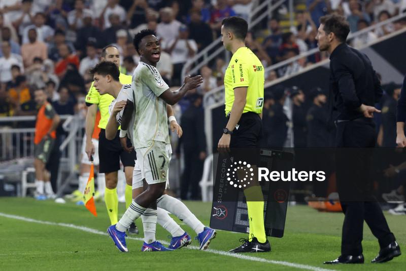 Simeone se desculpa por ter provocado Vinícius Jr., mas se recusa a pedir perdão