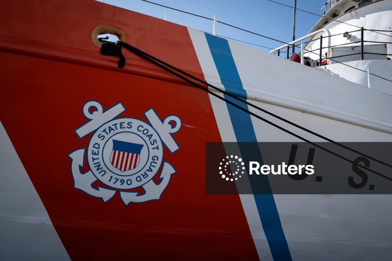 Guarda Costeira dos EUA aguarda reforços para apreender petroleiro ligado à Venezuela, dizem fontes