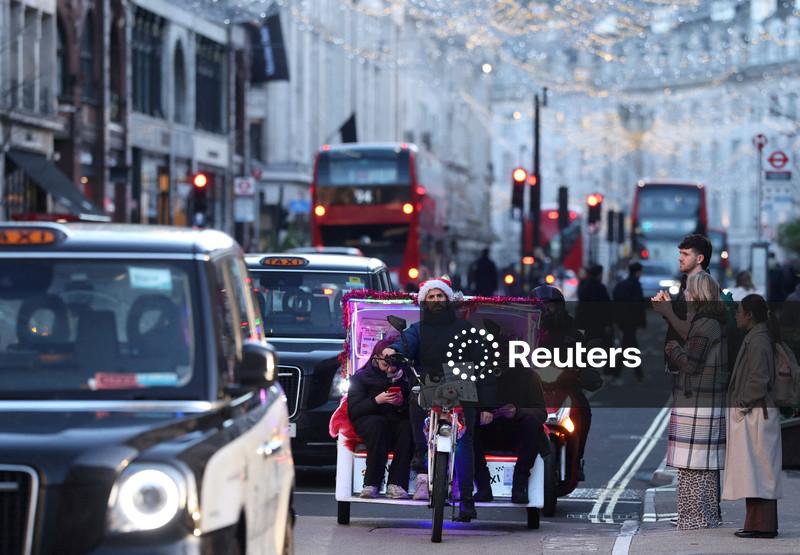 Consumidores do Reino Unido sentem impacto dos aumentos de impostos com desaceleração da economia