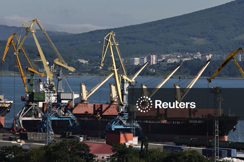 Petróleo sobe 2% enquanto investidores avaliam negociações EUA-Ucrânia