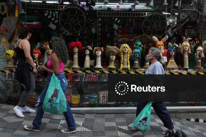 Vendas no varejo do Brasil terminam 2025 com ganhos, mas mostram perda de força