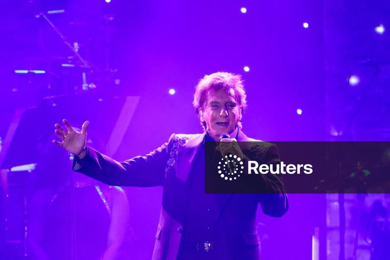 Barry Manilow revela diagnóstico de câncer e cirurgia provoca cancelamento de shows