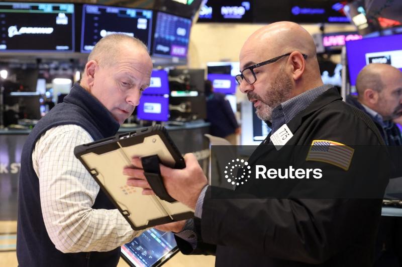 Wall Street fecha com sinais mistos com quedas nas ações de tecnologia e alta nas de defesa