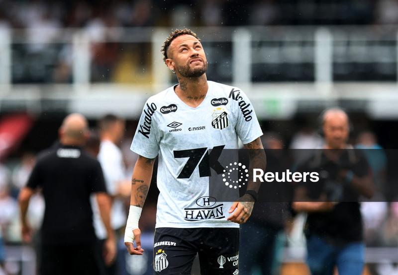 Neymar passará por cirurgia no joelho após ajudar Santos a evitar rebaixamento
