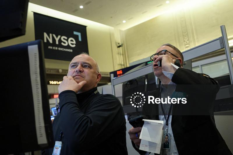 Wall Street recua sob pressão do setor de tecnologia e incerteza sobre tarifas