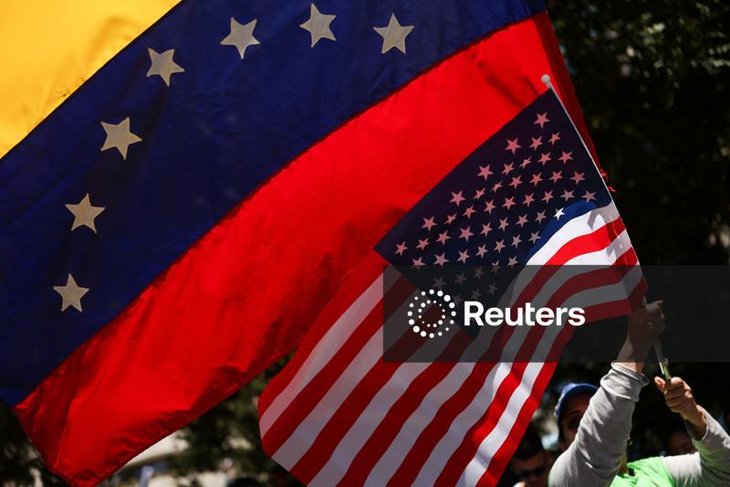 EUA apreendem navio-tanque ligado à Venezuela antes da reunião entre Trump e Corina Machado, dizem autoridades