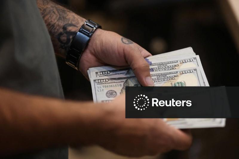Dólar cai em sintonia com exterior em início de semana de decisões sobre juros