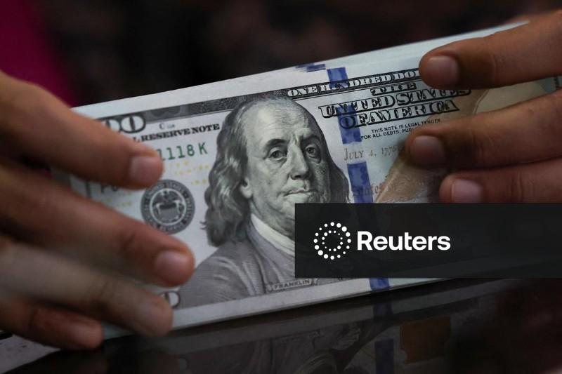 Dólar tem alta leve no Brasil com sinais mistos no exterior