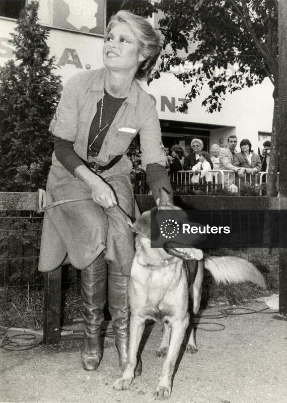 Estrela do cinema francês Brigitte Bardot diz a fãs para não se preocuparem com sua saúde