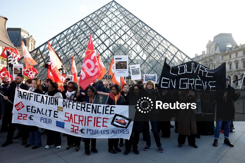 Museu do Louvre reabre parcialmente, mas funcionários votam para estender greve