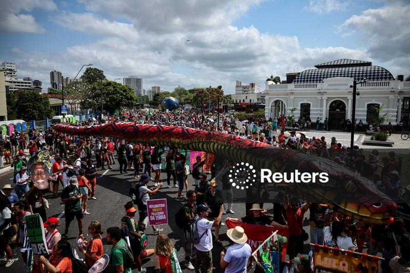 Manifestantes ambientais protestam no calor de Belém em meio à cúpula climática