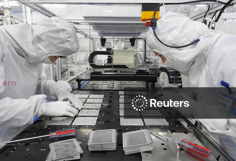 Linha de produção para lentes de celulares em fábrica em Lianyungang, China