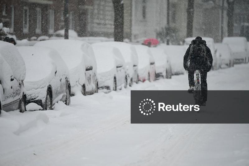 Neve e temperaturas congelantes forçam cancelamento de jogos na Alemanha e na Inglaterra