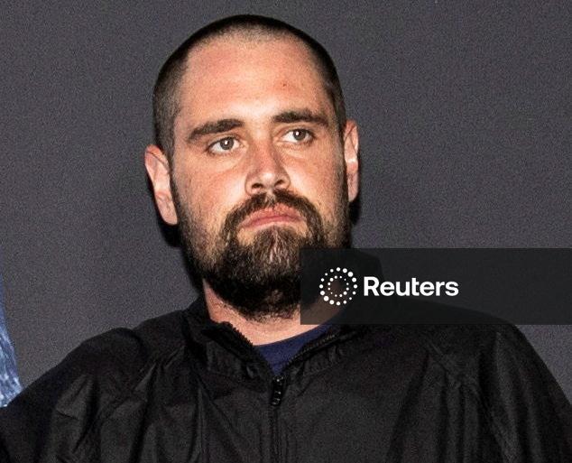 Filho do cineasta Rob Reiner comparece a tribunal sob acusação de ter assassinado os pais