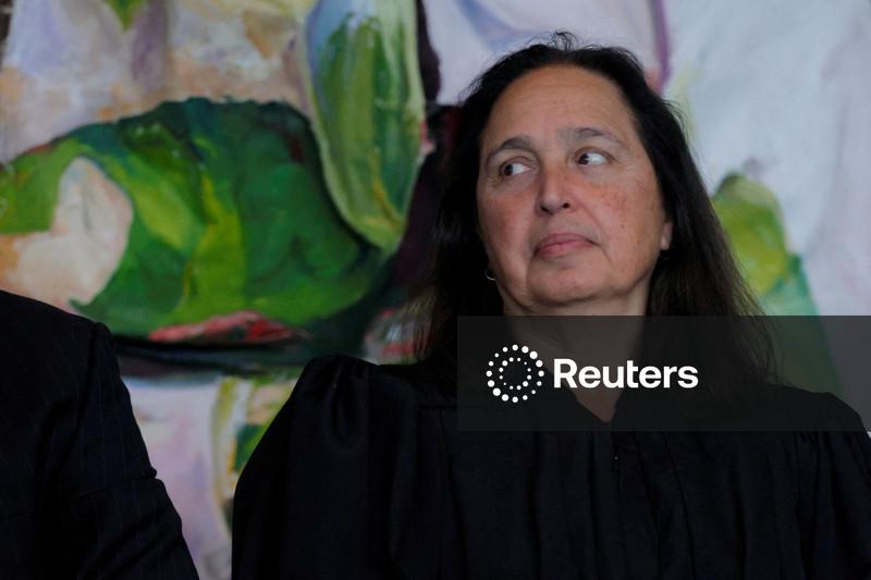 Juíza dos EUA bloqueia iniciativa do governo Trump de encerrar status legal de 8.400 imigrantes