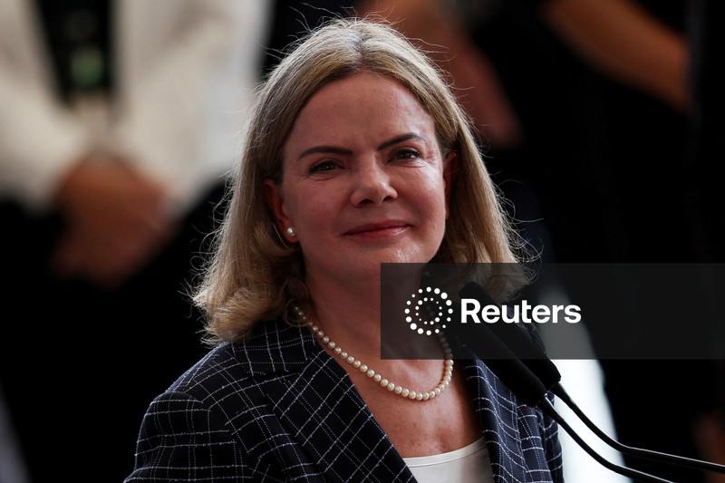 Gleisi anuncia veto à dosimetria e ataca líder do governo no Senado, que rebate