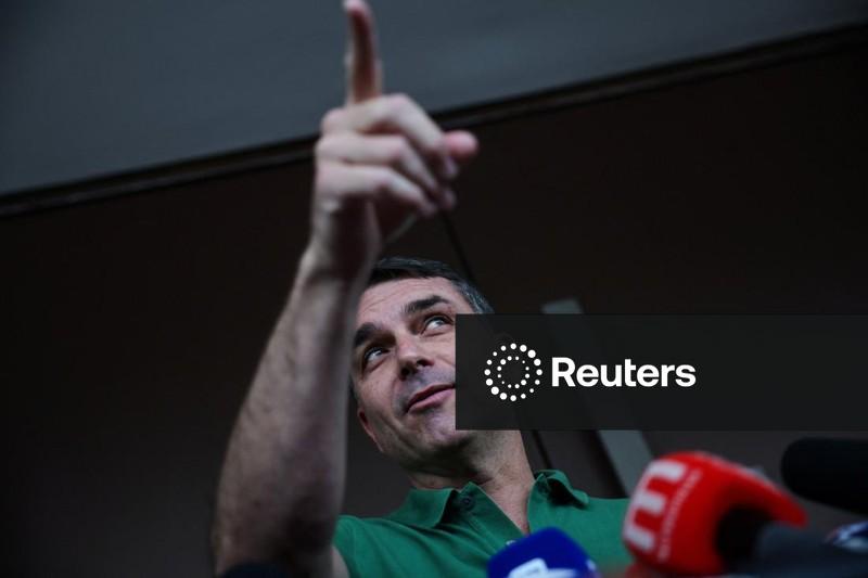 Flavio Bolsonaro diz que poderá desistir de candidatura à Presidência, mas que teria um preço