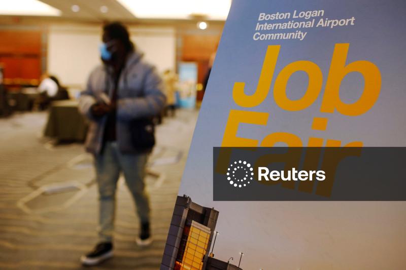 Pedidos semanais de auxílio-desemprego nos EUA têm leve baixa