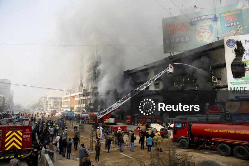 Dezenas de pessoas estão desaparecidas após incêndio em shopping que matou 19 no Paquistão
