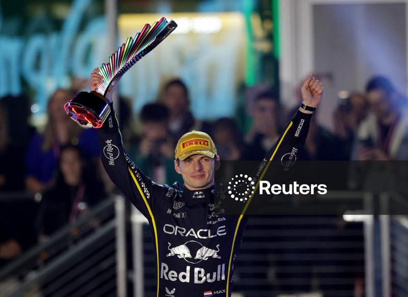 Verstappen vence em Las Vegas e aumenta chance de título na F1 com desclassificações da McLaren
