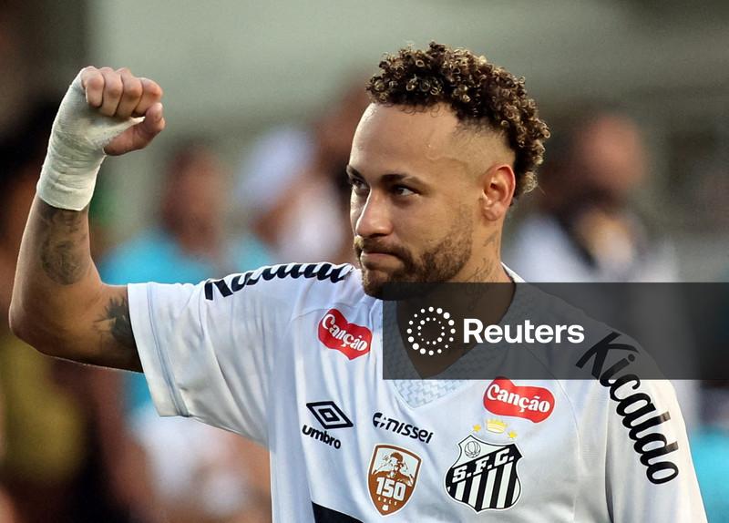 Neymar passa por uma cirurgia bem-sucedida no joelho