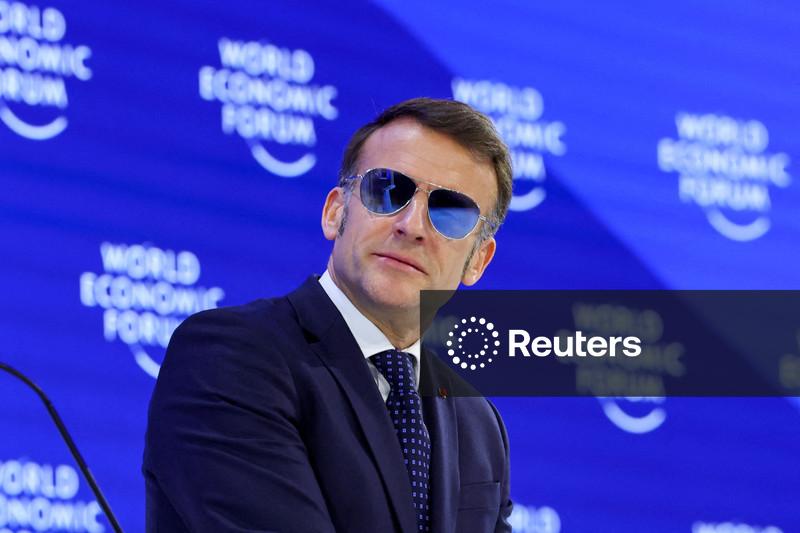 Trump zomba de óculos escuros de Macron em discurso em Davos