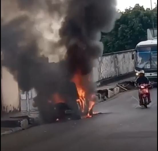 Carro é consumido por labaredas de fogo em rua de Manaus; Veja vídeo